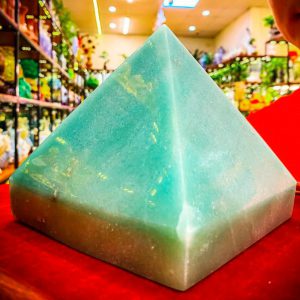 Kim tự tháp đá thạch anh xanh – Xanh ngọc bích tự nhiên huyền ảo